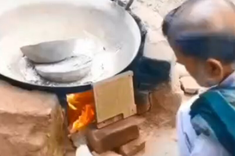 ببینید | مراحل عجیب ساخت باتری خودرو در پاکستان