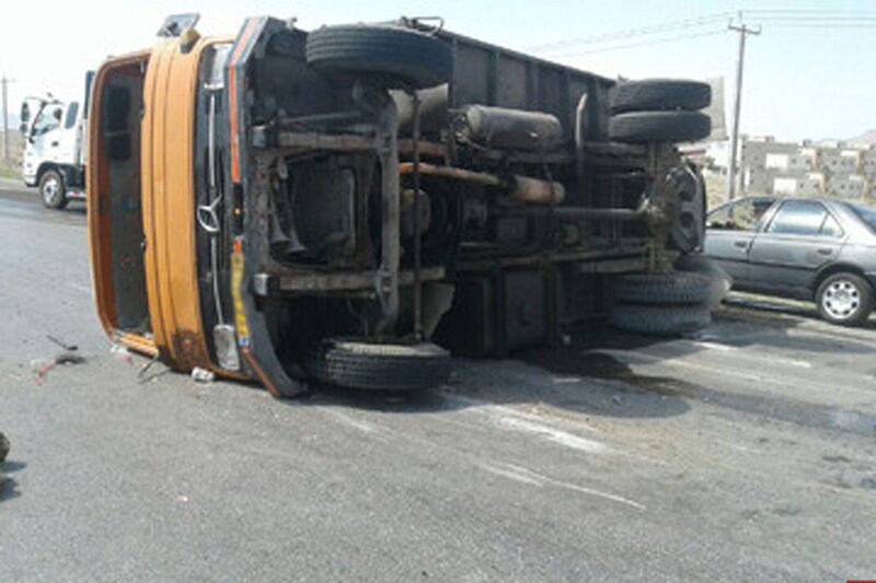 ببینید | تصاویر عجیب چپ کردن کامیون بعد از برخورد با پراید!