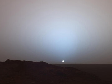 غروب تماشایی خورشید در مریخ / آسمان آبی سیاره سرخ/ عکس