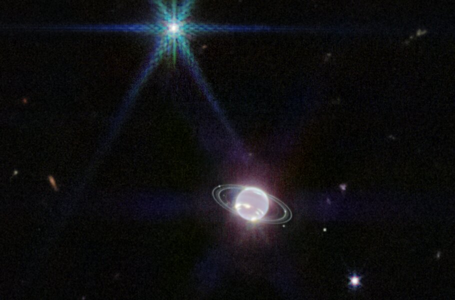 دیجیاتو نوشت: نپتون، این غول یخی حلقه‌دار، تقریباً در مرکز این تصویر در...
