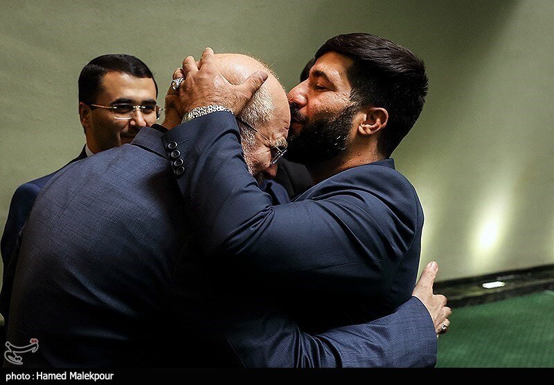 خوش و بش قالیباف با خادم حرم شاهچراغ +عکس