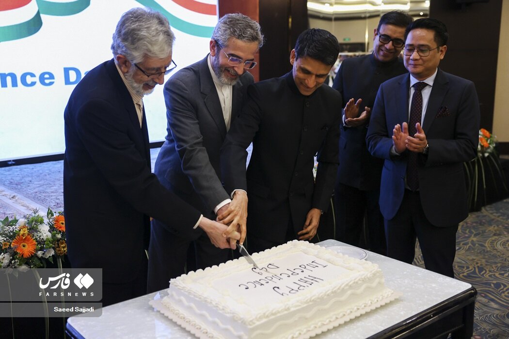 تصویری جالب از حدادعادل و علی باقری در حال بریدن کیک