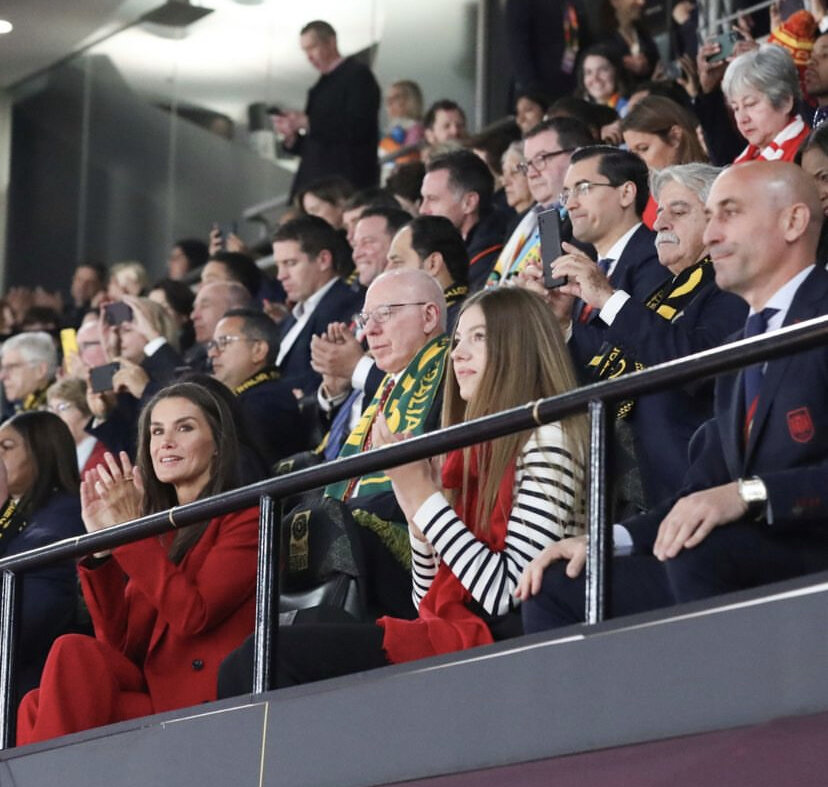 عکس‌| ملکه اسپانیا با تیپ خاص در جشن قهرمانی؛ جام روی دست بانوی اول! 3