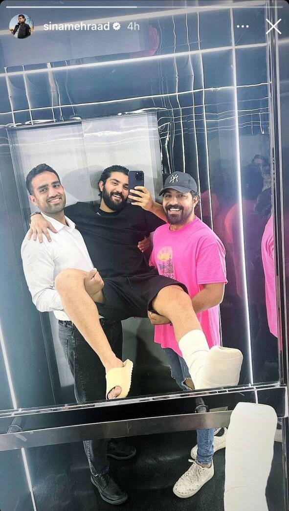 عکس | تصویر عجیب سینا مهراد بعد از شکستگی پا داخل آسانسور!