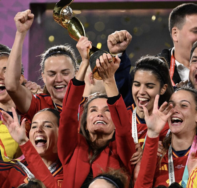 عکس‌| ملکه اسپانیا با تیپ خاص در جشن قهرمانی؛ جام روی دست بانوی اول!