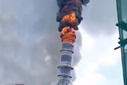 ببینید | لحظه ریزش برج پالایشگاه گوگرد در نیروگاه حرارتی هوافو چین پس از آتش سوزی شدید