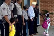 ببینید | پشت پرده اسکورت دختربچه ۴ ساله تا مدرسه توسط نیروهای پلیس