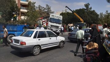 زیر گرفتن عجیب طلبکار با تریلی/ عکس