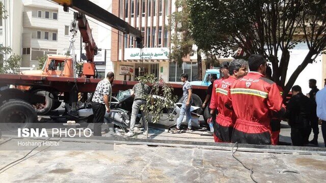 تصادف وحشتناک پژو ۴۰۵ با تریلی؛ نجات معجزه آسا از زیر تریلی/ عکس