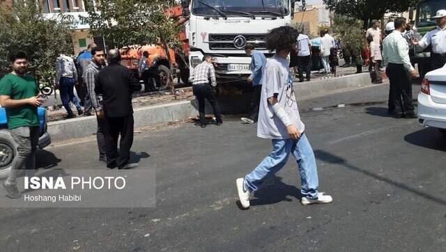 تصادف وحشتناک پژو ۴۰۵ با تریلی؛ نجات معجزه آسا از زیر تریلی/ عکس