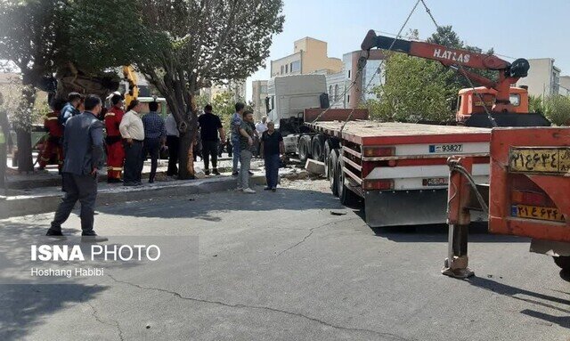 تصادف وحشتناک پژو ۴۰۵ با تریلی؛ نجات معجزه آسا از زیر تریلی/ عکس