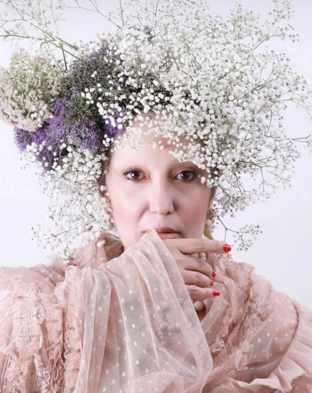 عکس | تصویر عجیب از پانتهآ بهرام؛ خانم بازیگر روی سرش درخت درآورد!