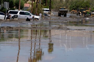 عکس | تصویری جالب از نجات مردم با لودر در آمریکا