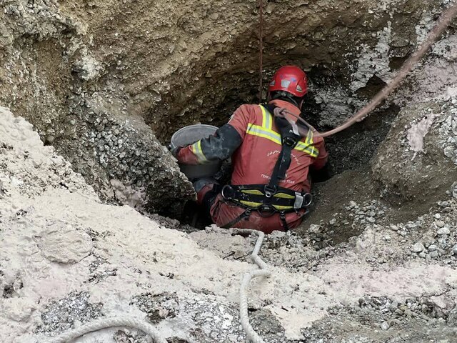 مرگ یک کارگر درپی ریزش دیوارههای چاه در غرب تهران/ عکس