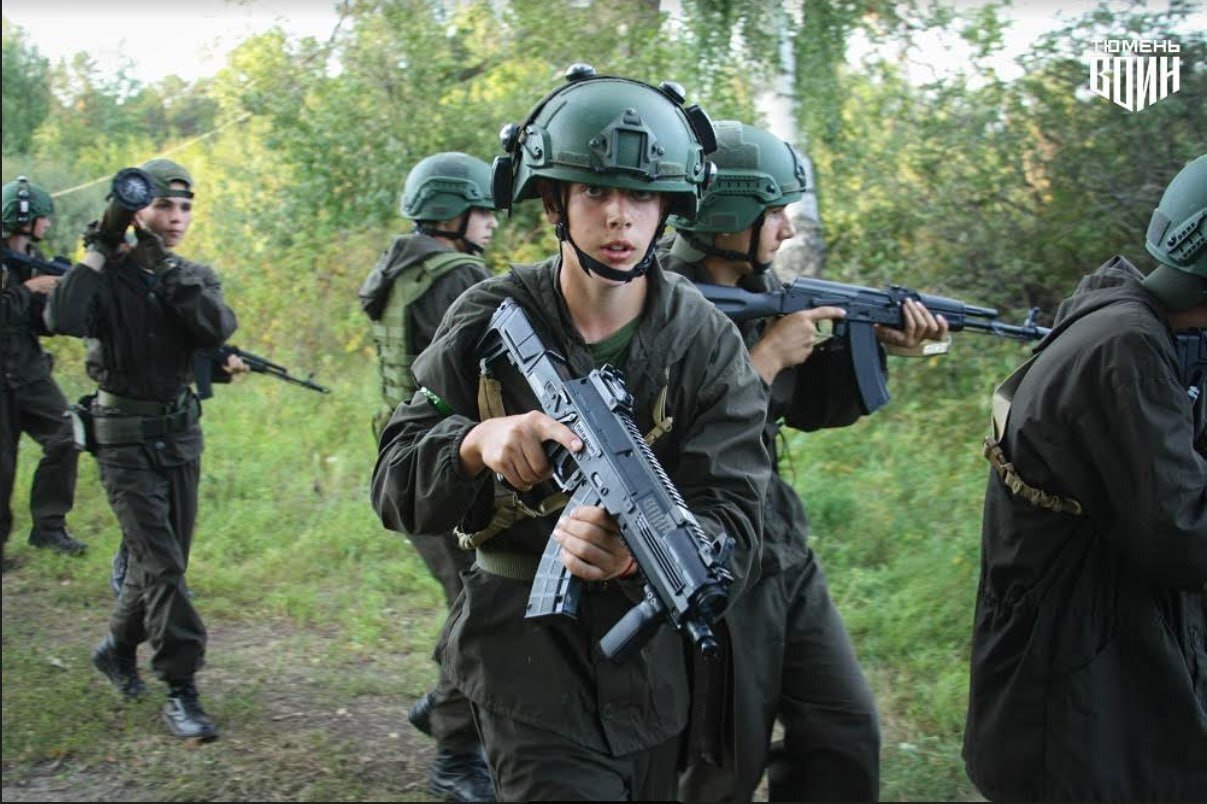 پوتین نوجوانان روسی را آماده جنگ کرد/ تصاویر