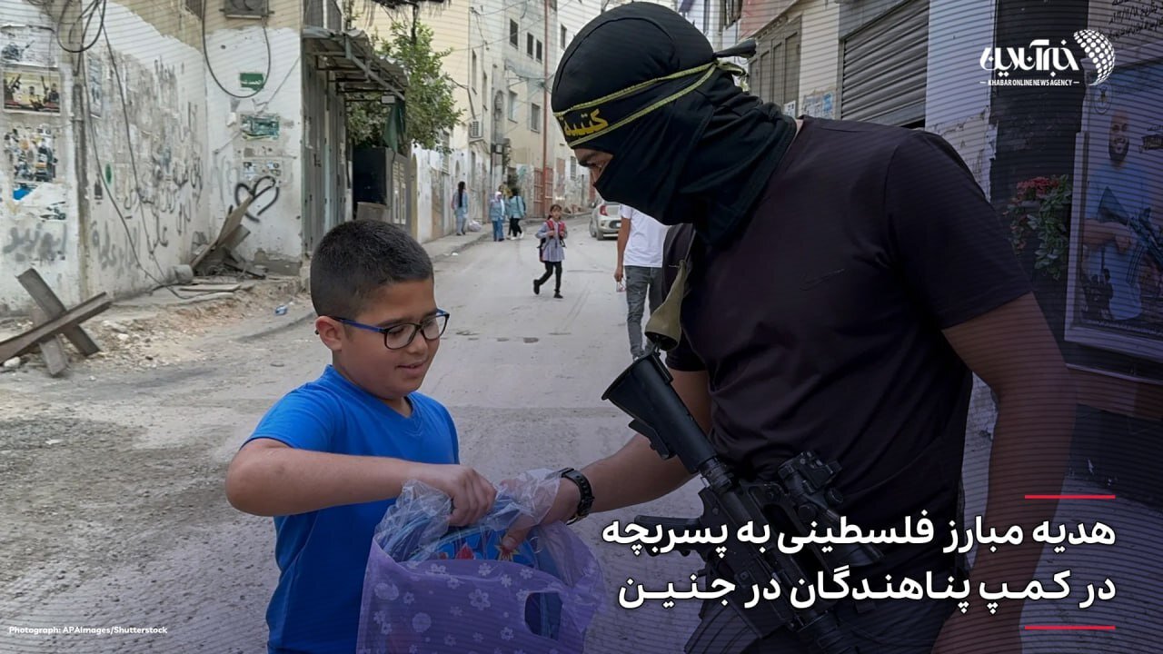 عکس | هدیه مبارز چریسک فلسطینی به یک پسربچه در کمپ پناهندگان