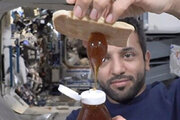 ببینید | ویدیویی جالب از عسل خوردن فضانورد اماراتی در خارج از جو