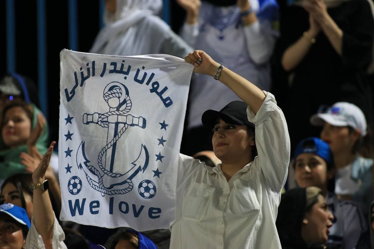 عکس | زیباترین تصویر فوتبال ایران؛ پرچم ملوان برفراز دستان یک زن انزلی‌چی