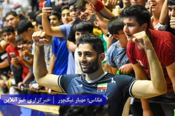 روز چهارم والیبال قهرمانی آسیا: ایران و ژاپن می‌تازند / مردان و زنان ارومیه‌ای یک‌دل و همراه تیم ملی