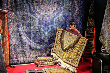 عکس | عجیب و باورنکردنی؛ تصویر محمد بن‌سلمان در نمایشگاه فرش تهران