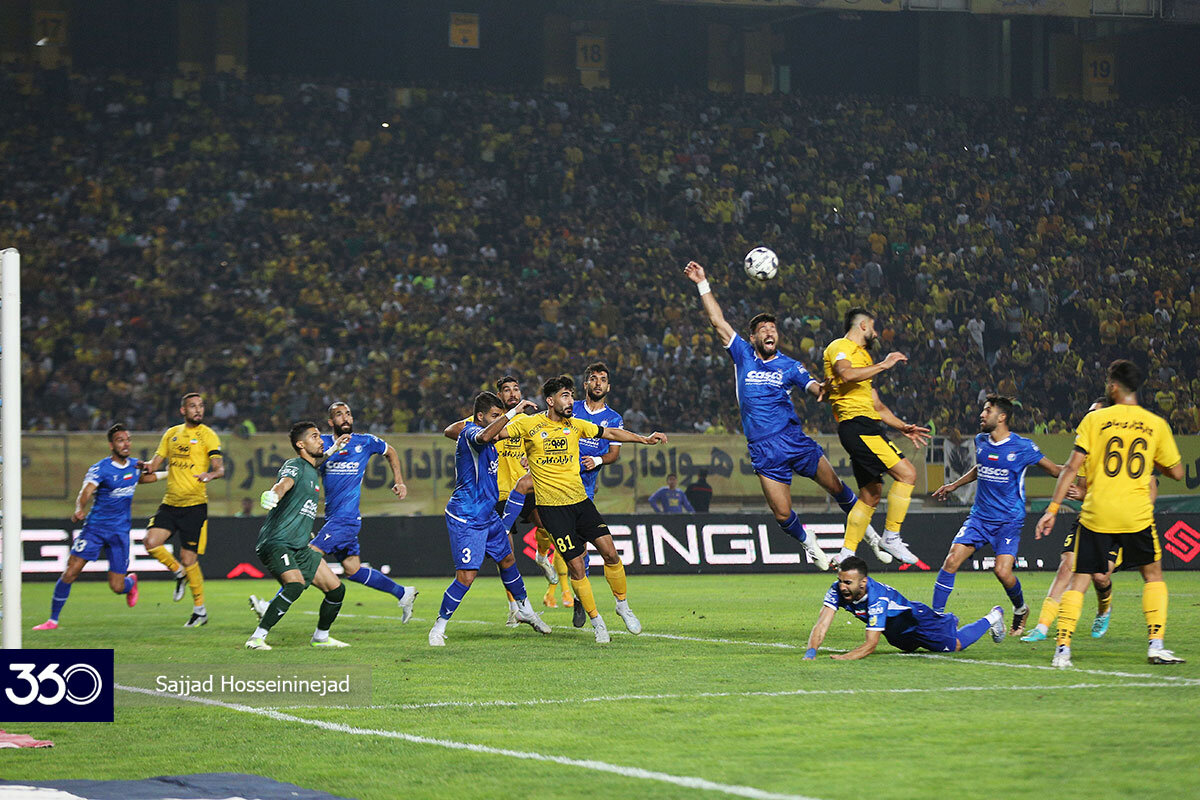 عکس| زمین خوردن ارسلان پیش از هند سلیمی؛ پنالتی سپاهان اشتباه بود؟!