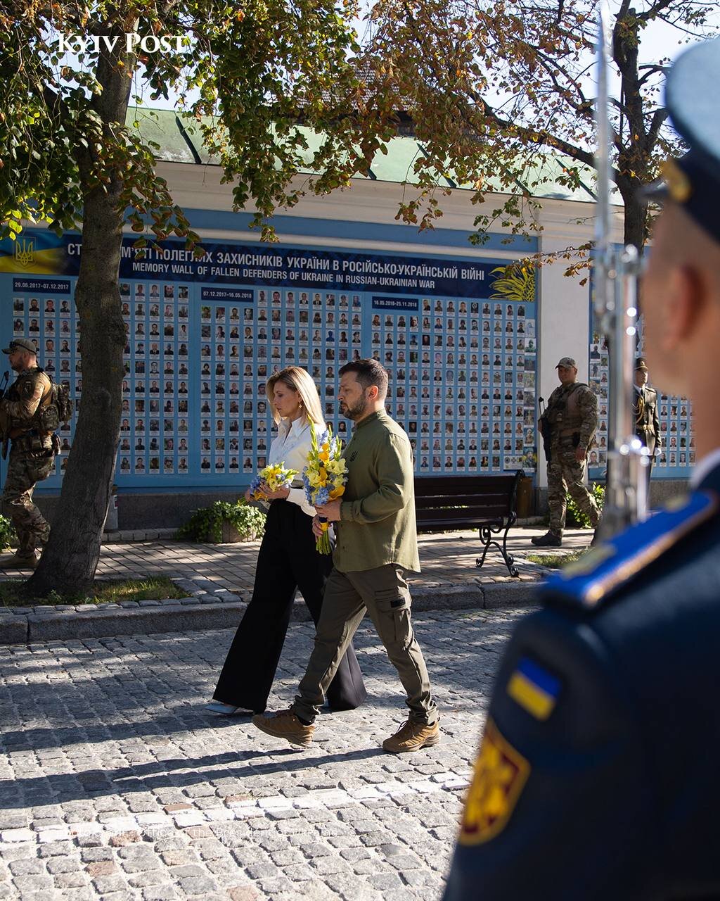 تیپ خاص زلنسکی و همسرش در مراسم یادبود کشتهشدگان جنگ/عکس
