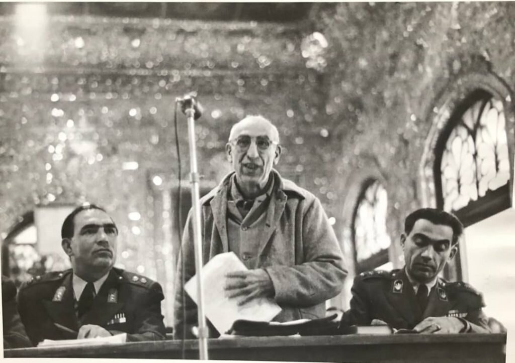 این عکسِ سیاسی از یک دادگاه، جهانی شد 2