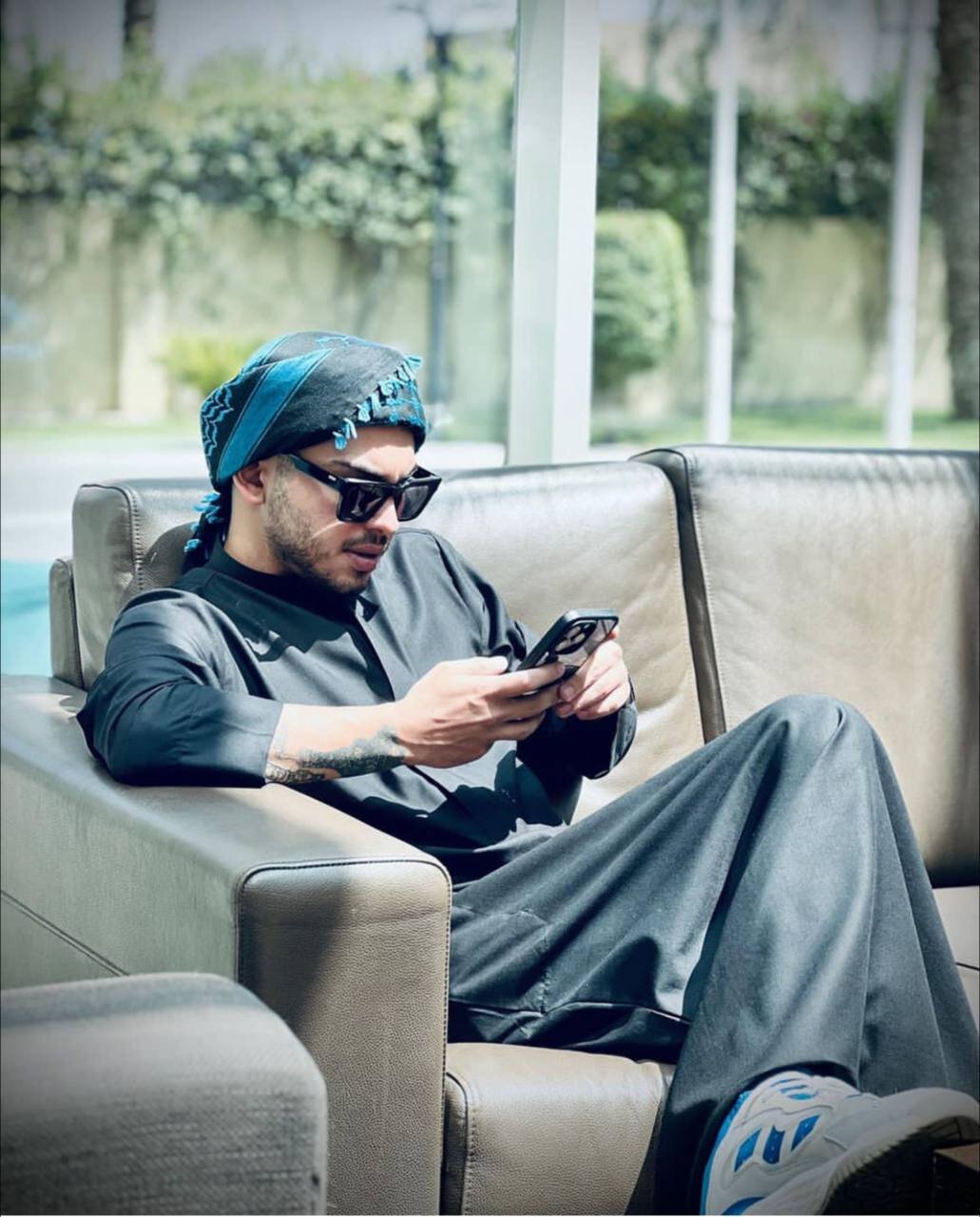 عکس | استایل عجیب ارسلان قاسمی در عراق؛ دشداشه با کفش اسپورت!