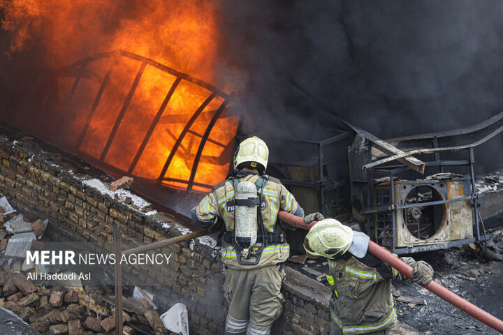 - نجات ۴ نفر از میان دود و آتش ساختمان قدیمی