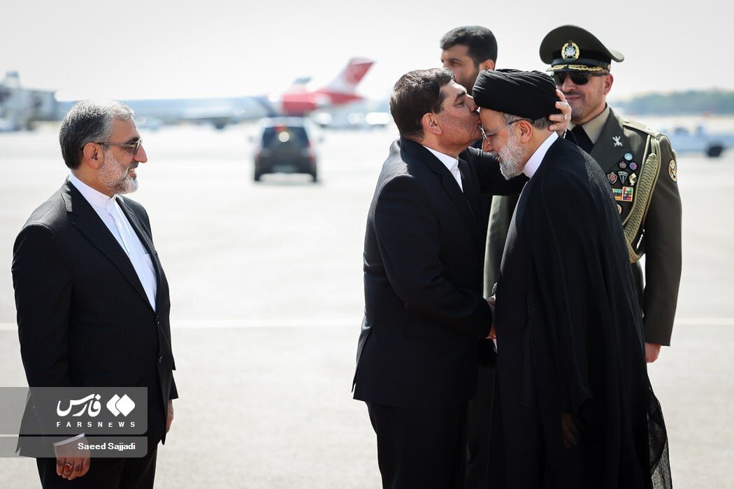 عکس | تصویر جالب خبرگزاری فارس از بوسه مخبر بر پیشانی رئیسی روی باند فرودگاه