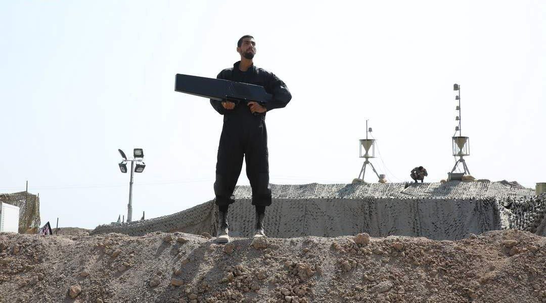 عکس | تصویری از یک سلاح عجیب و پیشرفته در دست نیروی حرفهای ارتش ایران