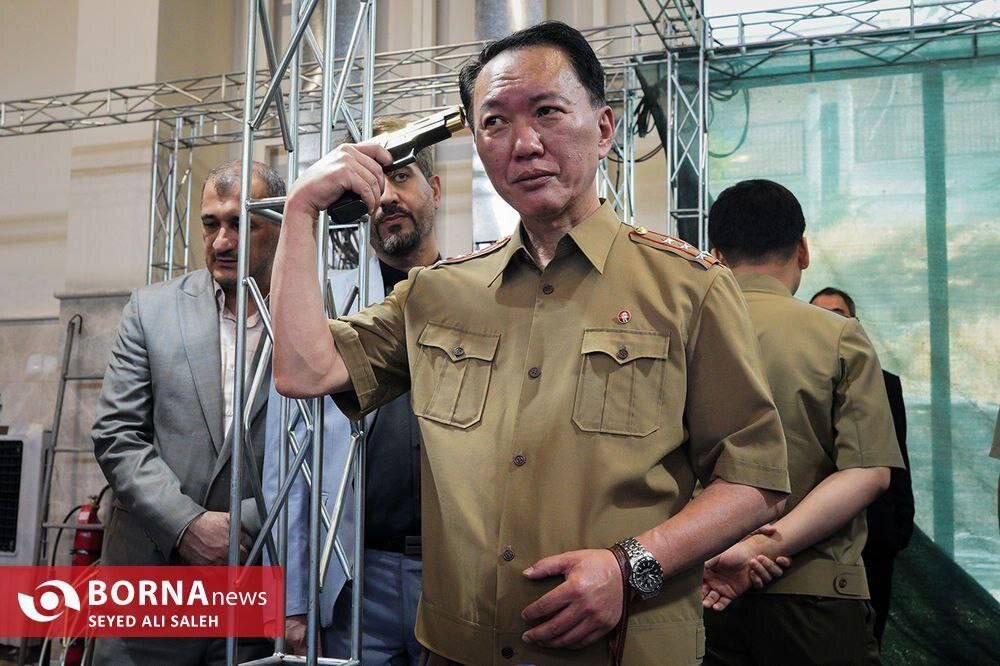 نماینده کره شمالی تپانچه ایرانی را به سمت سر خود گرفت +عکس