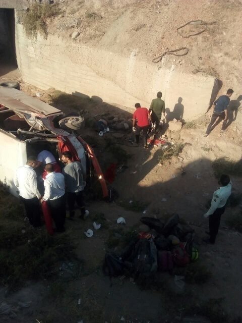 افزایش تلفات سقوط مرگبار اتوبوس به ته دره/ عکس