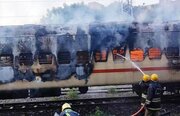 آتش‌سوزی مرگبار قطاری در هند/ عکس