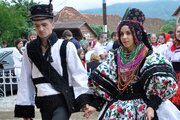 عکس | استایل عجیب یک عروس و داماد در رومانیا پیش از حضور در جشن عروسی!