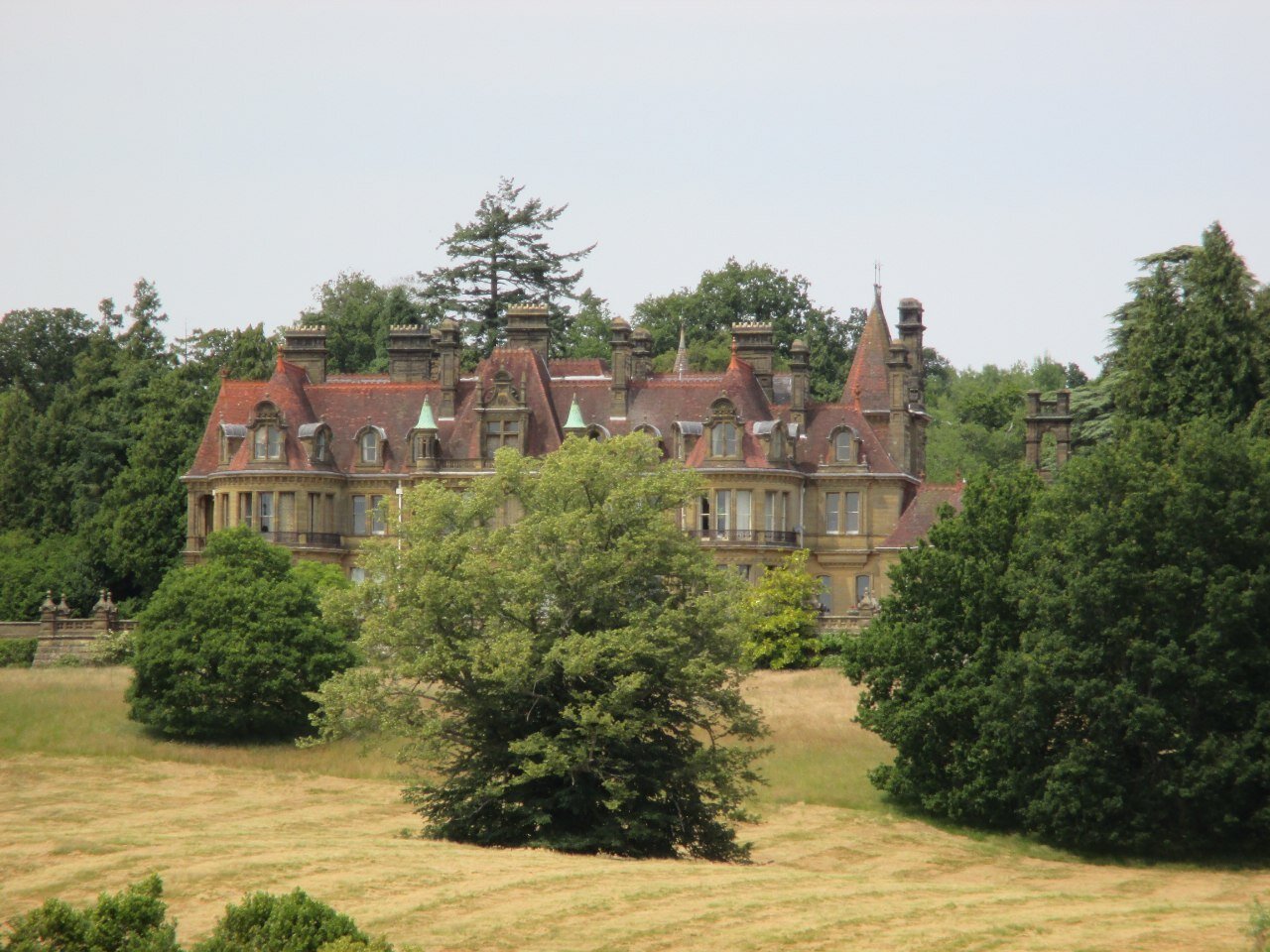 خانه ابراهیم گلستان در انگلیس جنجالی شد/ عکس