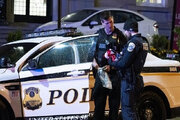 ببینید | لحظه ترسناک کشتن یک زن چاقوکش توسط پلیس آمریکا؛ انتشار تصاویر دوربین پلیس