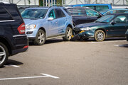 ببینید | شوکه شدن کارمند پارکینگ از زیر گرفتن همکارش توسط راننده خودروی سواری حین پارک!