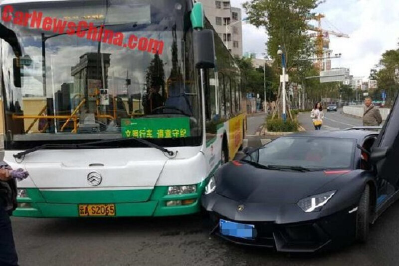 ببینید | ویدیویی جانسوز برای عاشقان ماشین؛ تصادف اتوبوس با لامبورگینی!