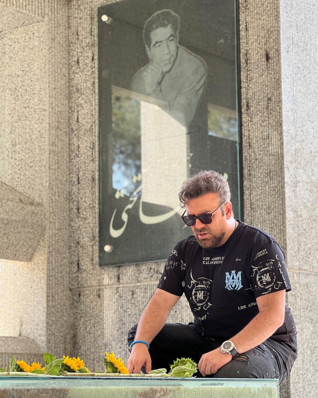 عکس | لباس جالب توجه بهرنگ علوی بر سر مزار غلامرضا تختی