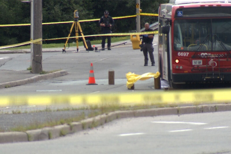 ببینید | لحظه وحشتناک زیر گرفتن یک اسکیت‌سوار توسط اتوبوس مقابل چشم دو دختر جوان