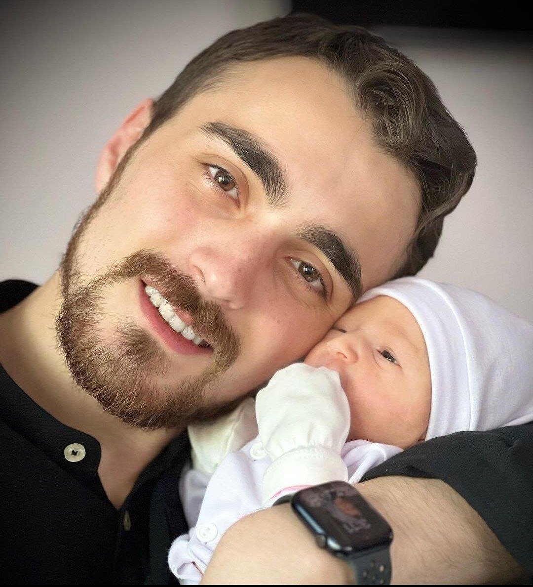 عکس | تصویر جدید از «ایران» خمینی در آغوش پدرش؛ تصویر مادر سیداحمد در اپلواچ