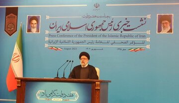 کنایه های پی در پی رئیسی به دولت روحانی در نشست خبری با رسانه ها /برجام تنها پرونده ما نیست /به قله نزدیکیم!