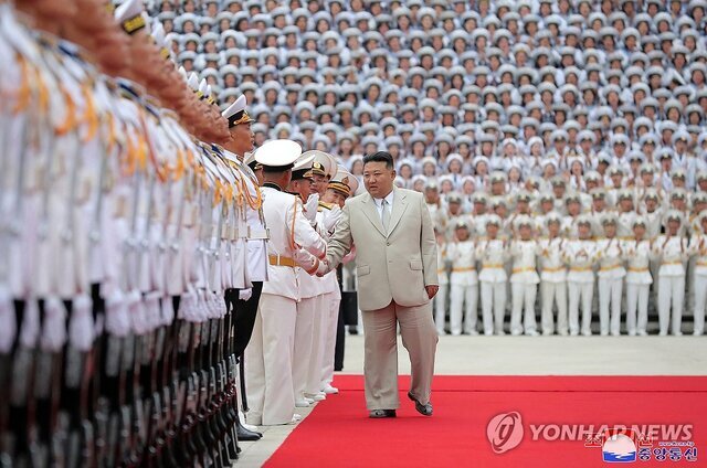 رهبر کره شمالی آماده‌باش جنگ با آمریکا را صادر کرد/عکس