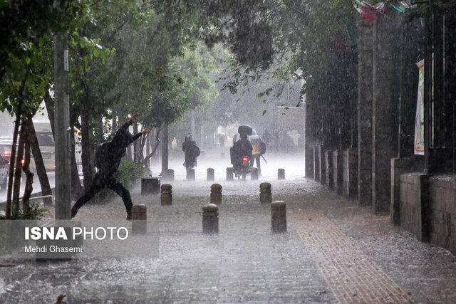 - بارش باران و پیش‌بینی تغییرات دمای هوای تهران طی روزهای آینده