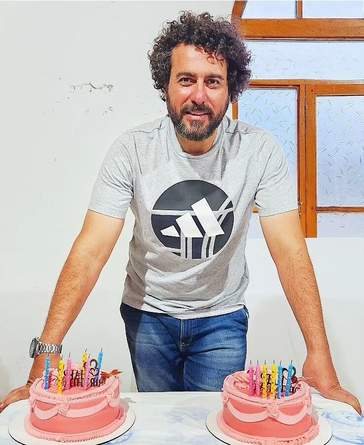 عکس | دو کیک صورتی رنگ برای تولد آقای بازیگر