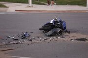 ببینید | تصادف مرگبار موتورسیکلت با یک خودرو وسط پیست
