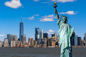 عکس | یک قاب باورنکردنی؛ ثبت لحظه پرواز هواپیما بر فراز شعله آتش وسط ماه