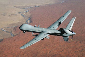 عکس | لحظه عبور هواپیمای بدون سرنشین از مقابل اَبَرماه