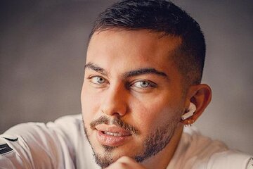 عکس | نمایش خالکوبی‌های روی دست ارسلان قاسمی